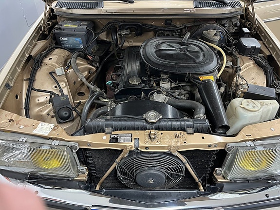 Mercedes-Benz 230 CE 25 of 27