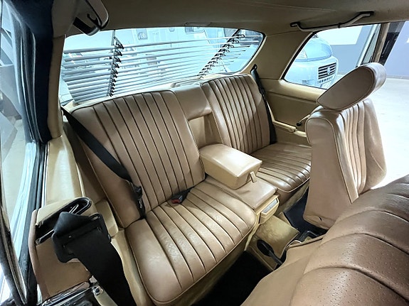 Mercedes-Benz 230 CE 21 of 27