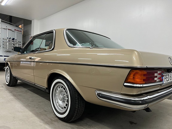Mercedes-Benz 230 CE 12 of 27