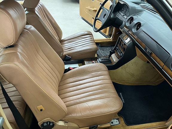Mercedes-Benz 230 CE 19 of 27