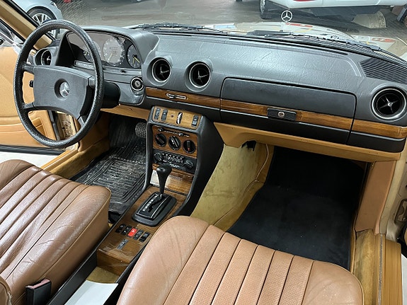 Mercedes-Benz 230 CE 15 of 27