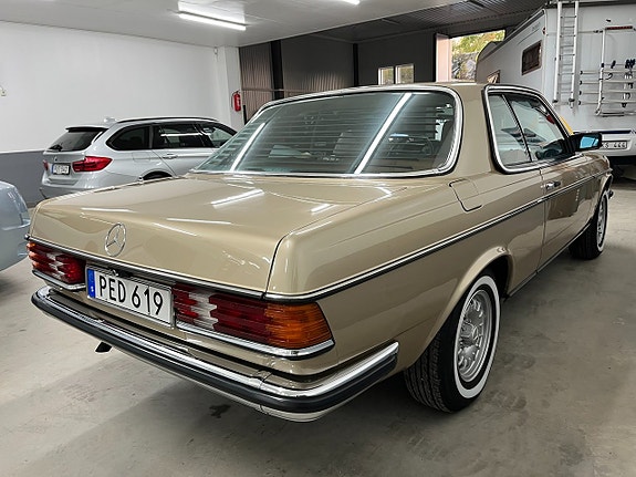 Mercedes-Benz 230 CE 9 of 27