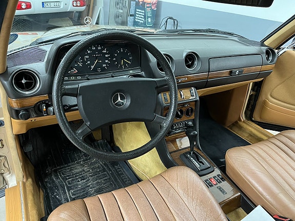 Mercedes-Benz 230 CE 16 of 27