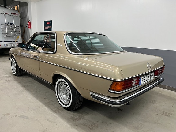 Mercedes-Benz 230 CE 13 of 27