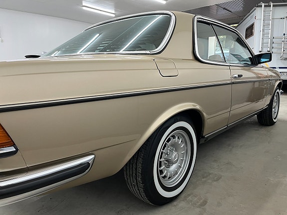 Mercedes-Benz 230 CE 8 of 27