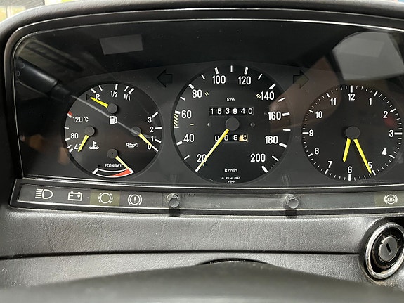 Mercedes-Benz 230 CE 24 of 27