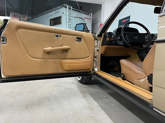 Mercedes-Benz 230 CE 18 of 27