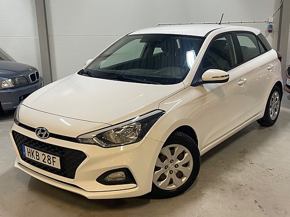 Hyundai i20 2 of 18