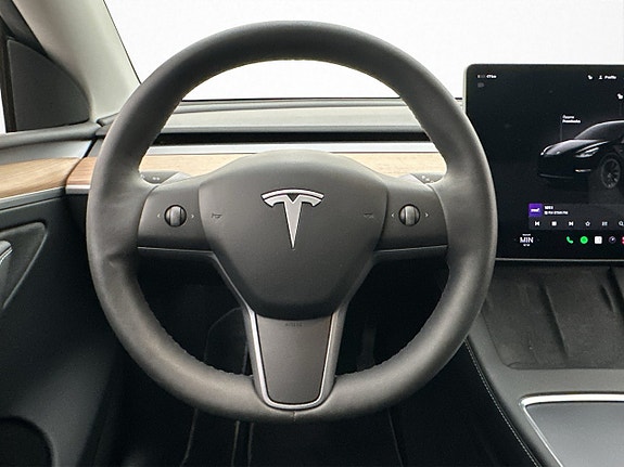 Tesla Model Y 17 of 30
