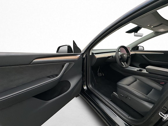 Tesla Model Y 13 of 30