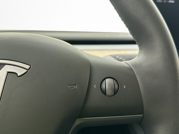Tesla Model Y 19 of 30