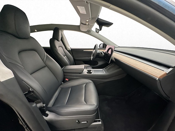 Tesla Model Y 28 of 30