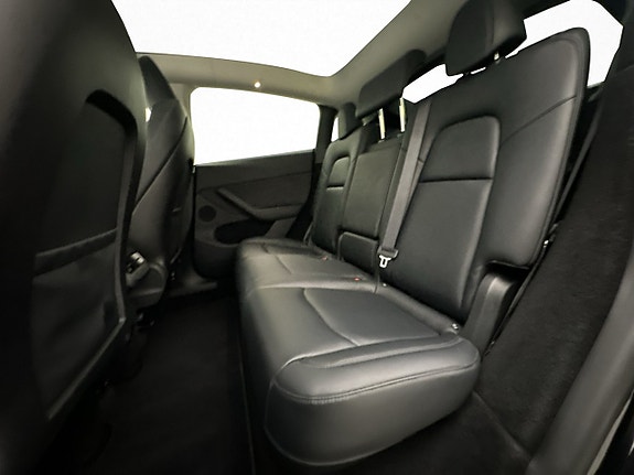 Tesla Model Y 27 of 30