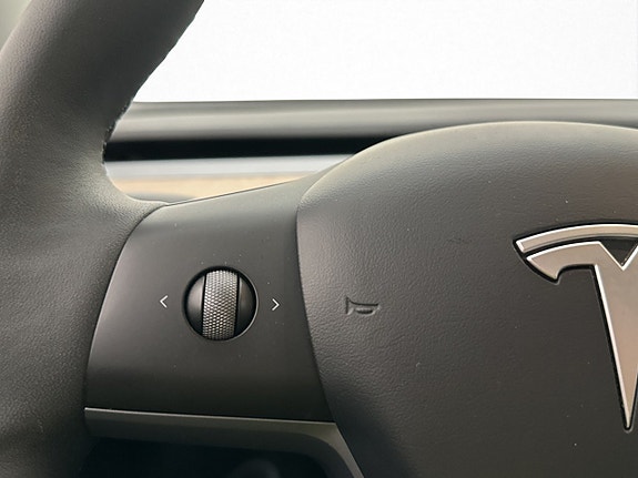 Tesla Model Y 18 of 30