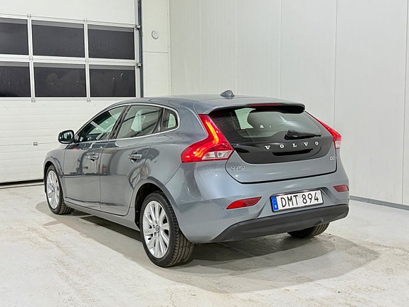 Volvo V40 2 of 11