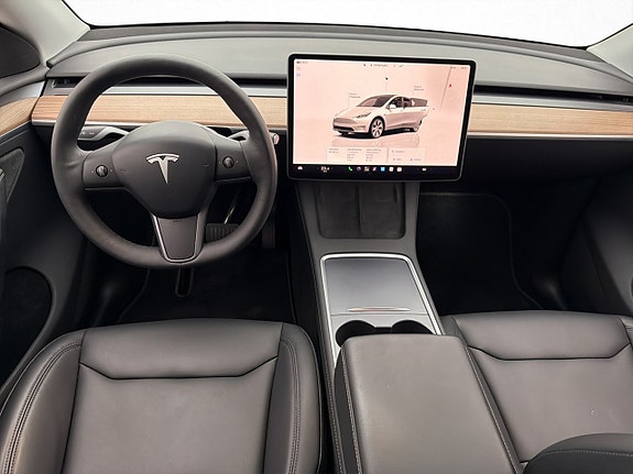 Tesla Model Y 24 of 30