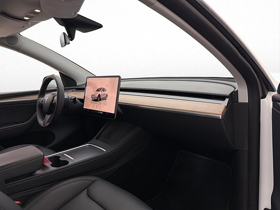 Tesla Model Y 26 of 30