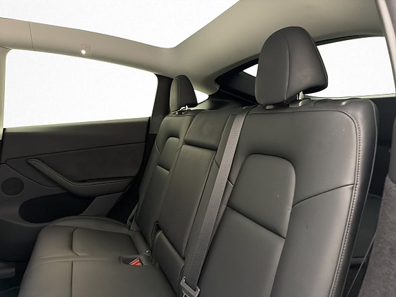 Tesla Model Y 27 of 30