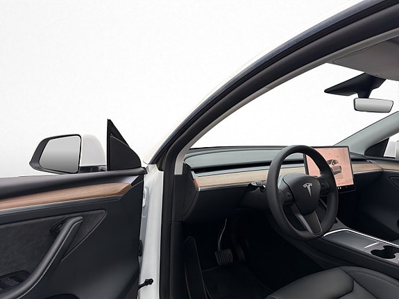 Tesla Model Y 11 of 30