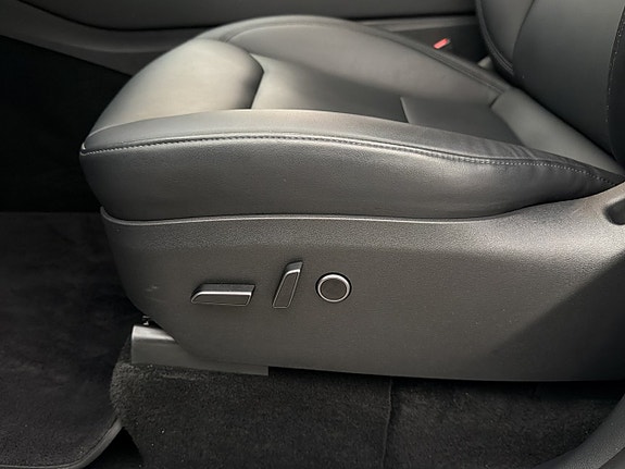 Tesla Model Y 13 of 30