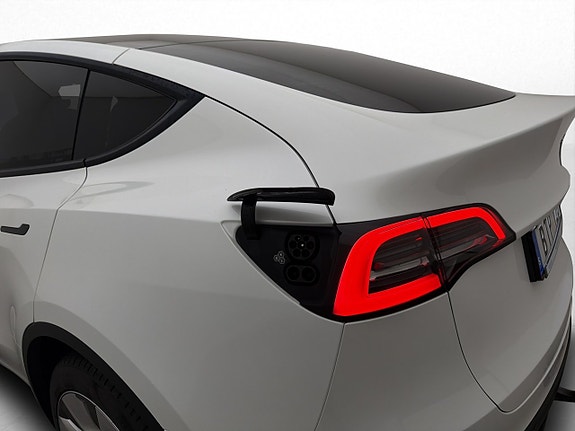 Tesla Model Y 28 of 30