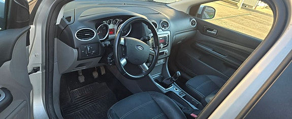 Ford Focus 2 of 4