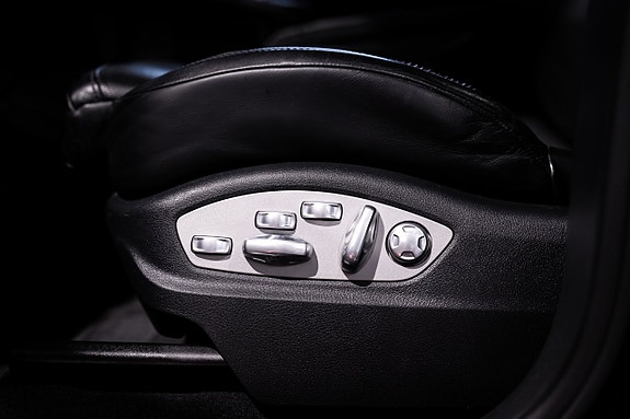 Porsche Macan Turbo 25 of 30