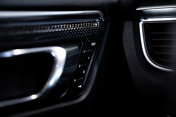 Porsche Macan Turbo 22 of 30