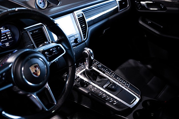 Porsche Macan Turbo 14 of 30