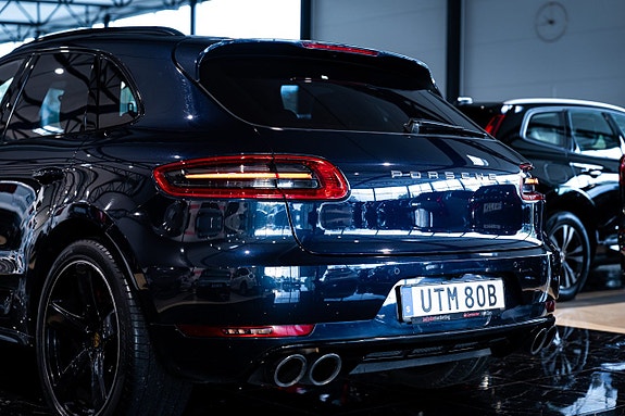 Porsche Macan Turbo 12 of 30