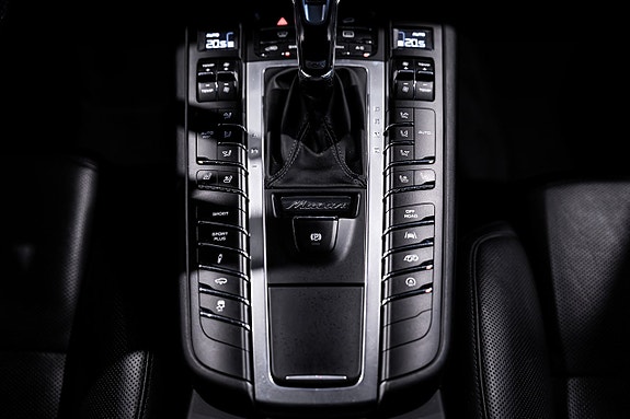Porsche Macan Turbo 17 of 30