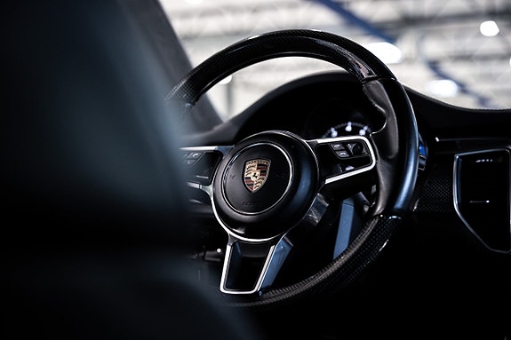 Porsche Macan Turbo 29 of 30