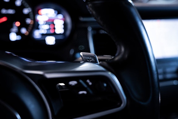 Porsche Macan Turbo 18 of 30