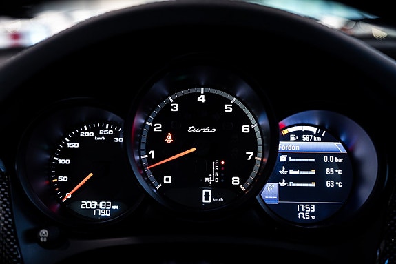 Porsche Macan Turbo 15 of 30