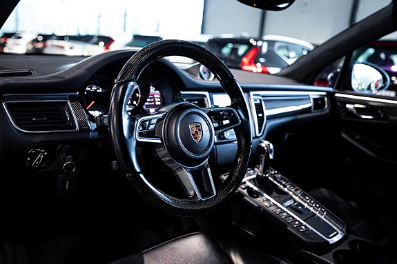 Porsche Macan Turbo 13 of 30