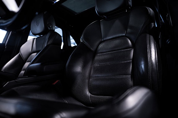Porsche Macan Turbo 24 of 30