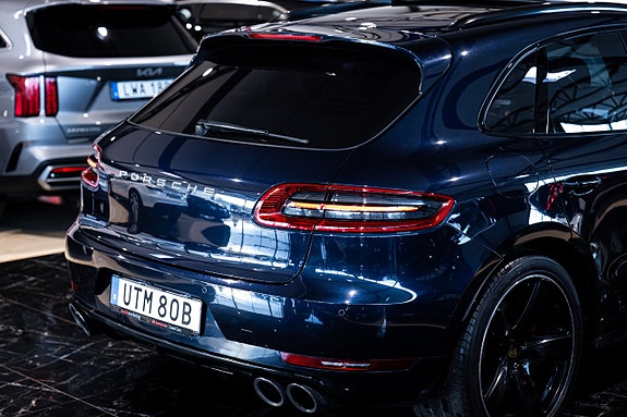 Porsche Macan Turbo 10 of 30