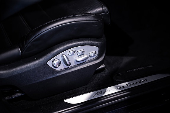 Porsche Macan Turbo 30 of 30