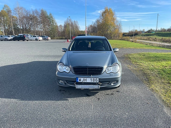 Mercedes-Benz C180 2 of 7