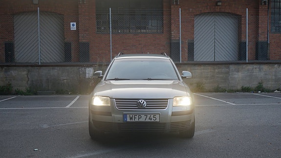 Volkswagen Passat 3 of 16