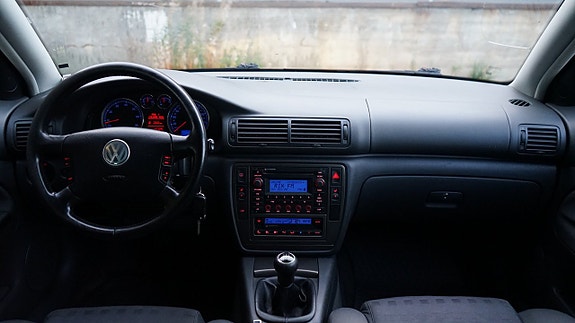 Volkswagen Passat 12 of 16