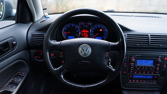 Volkswagen Passat 13 of 16