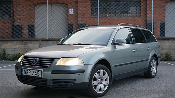 Volkswagen Passat 2 of 16