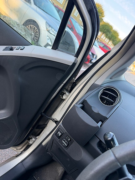 Toyota Yaris 4 of 8