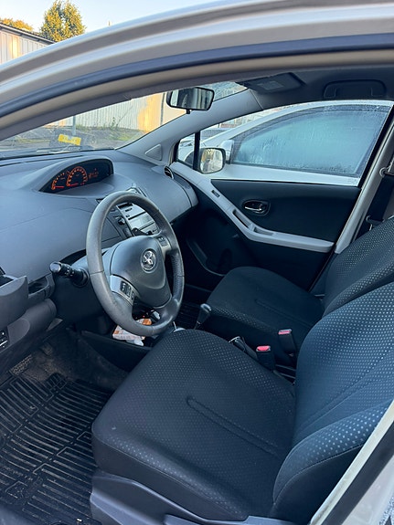 Toyota Yaris 8 of 8