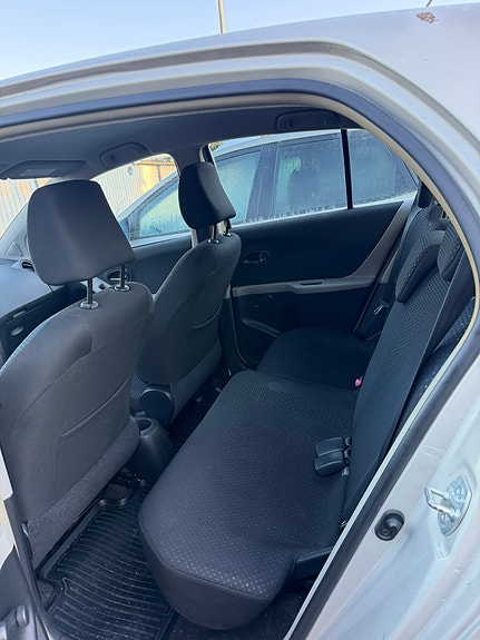 Toyota Yaris 3 of 8