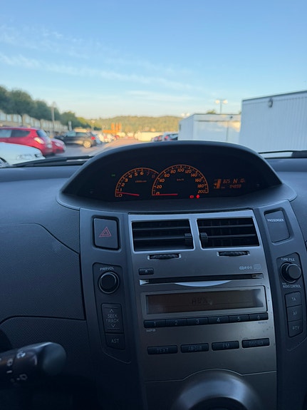 Toyota Yaris 5 of 8