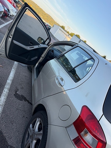 Toyota Yaris 2 of 8