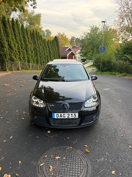 Volkswagen Golf V 2 of 7