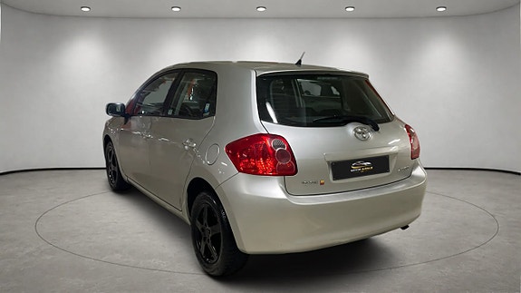 Toyota Auris 8 of 17